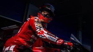 Marc Márquez (Ducati) mira al salir del taller del Lenovo Ducait, en Le Mans.