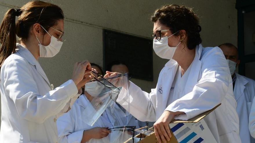 Sanitarias del Centro de Salud de Bueu se reparten protectores para la cara. // Gonzalo Núñez