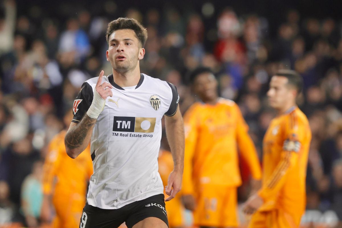 Hugo Duro celebra su gol contra el Real Madrid en Mestalla