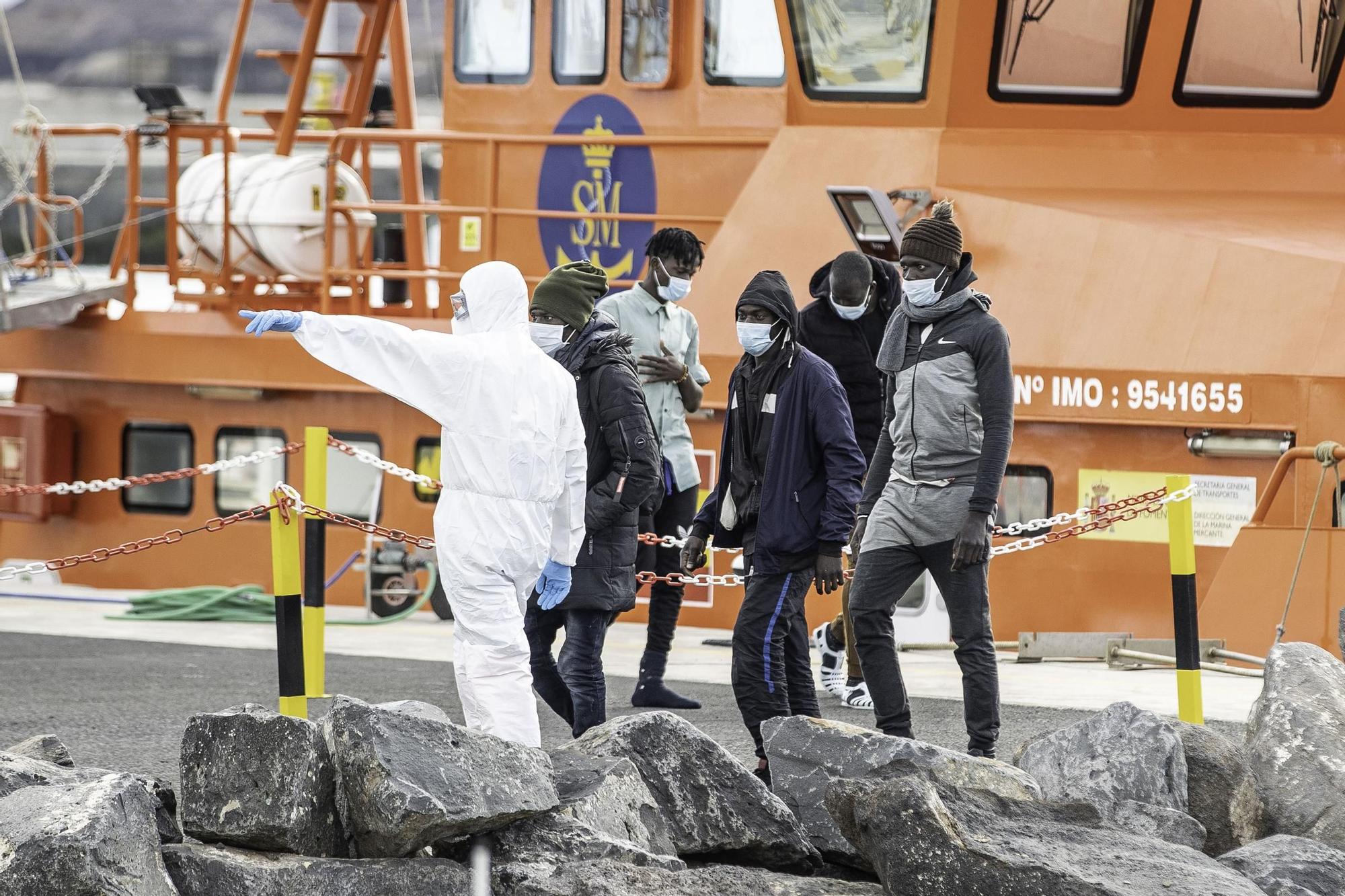 Rescatados 34 migrantes en una lancha neumática cerca de Fuerteventura