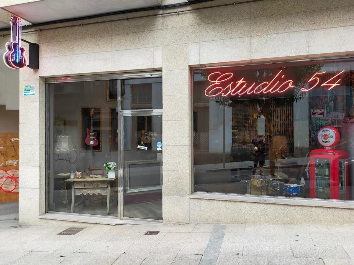 Imagen de la tienda de instrumentos musicales Estudio 54, ubicada en la rúa de Gómez Ulla