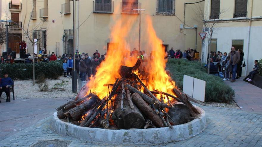 El encendido de la hoguera en Villena inicia los principales actos de San Antón