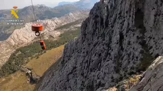 Wasghalsige Aktion im Video: Hier rettet die Guardia Civil die drei Bergsteiger von der Agulla des Frare