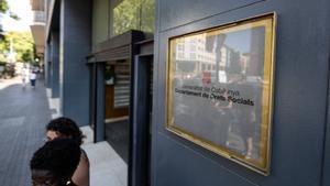 BARCELONA 30/06/2025 Sociedad. Grupo de jovenes extutelados se deplazan a DGPPIA Avenida del Paral lel, 52 para hacer una accion simbolica. FOTO de ZOWY VOETEN