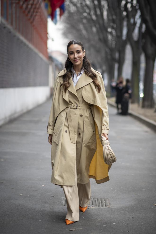 Look con gabardina para el entretiempo visto en el 'street style' de Milán