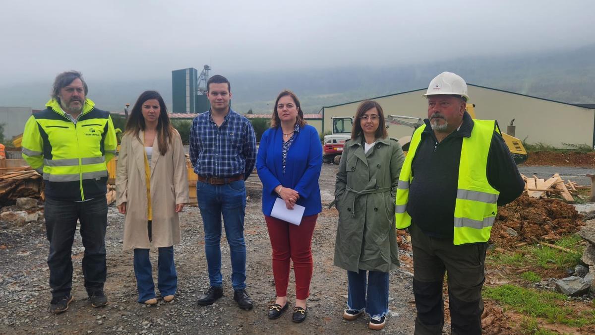 La regidora de Tineo, acompañada de los ediles Sergio Martínez y Karina Peláez, visita la obra junto a la arquitecta municipal y el personal de la empresa adjudicataria.