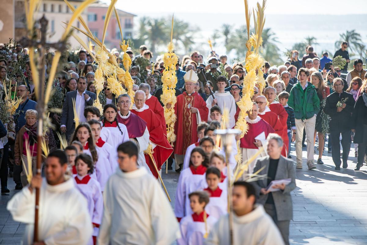 El obispo de Mallorca, Sebastià Taltavull, da el ‘sus’ al Domingo de Ramos, con la la bendición de los ramos y una misa en la Seu