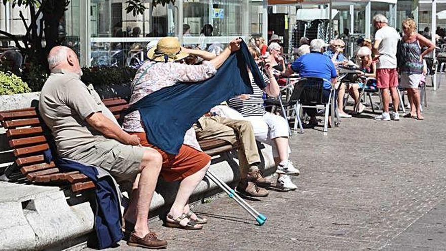 Turistas en la plaza de María Pita, en un día soleado.