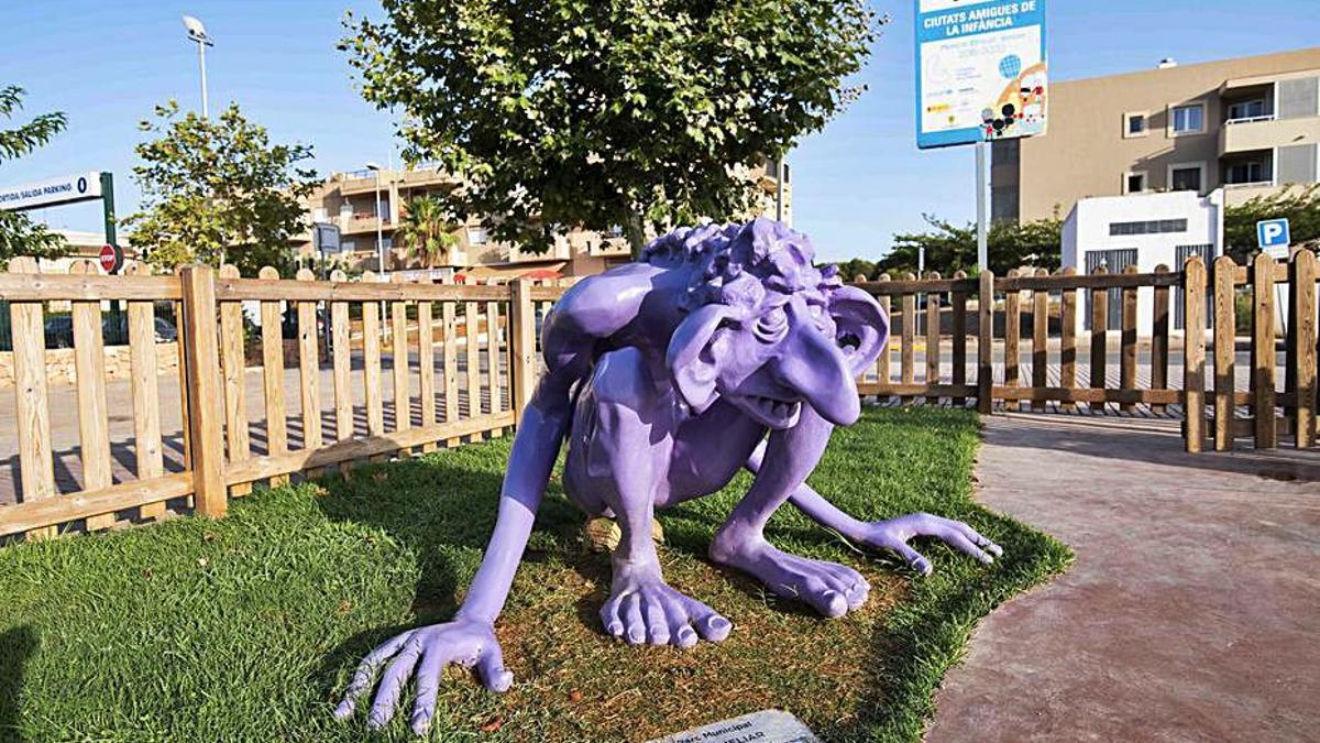 Un ‘fameliar’, en un parque infantil de Santa Eulària. |