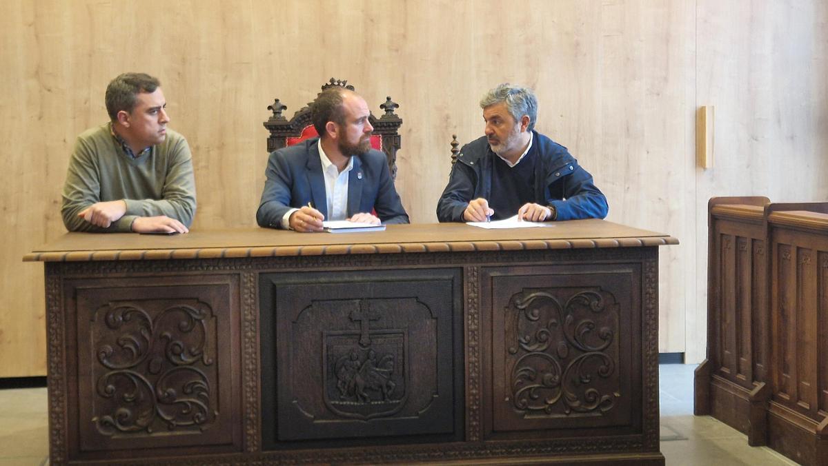 Por la izquierda, el director general de de Cooperación Local y Seguridad, Olmo Ron; el alcalde de Piloña, Iván Allende, y el consejero de Movilidad, Medio Ambiente y Gestión de Emergencias, Alejandro Calvo.