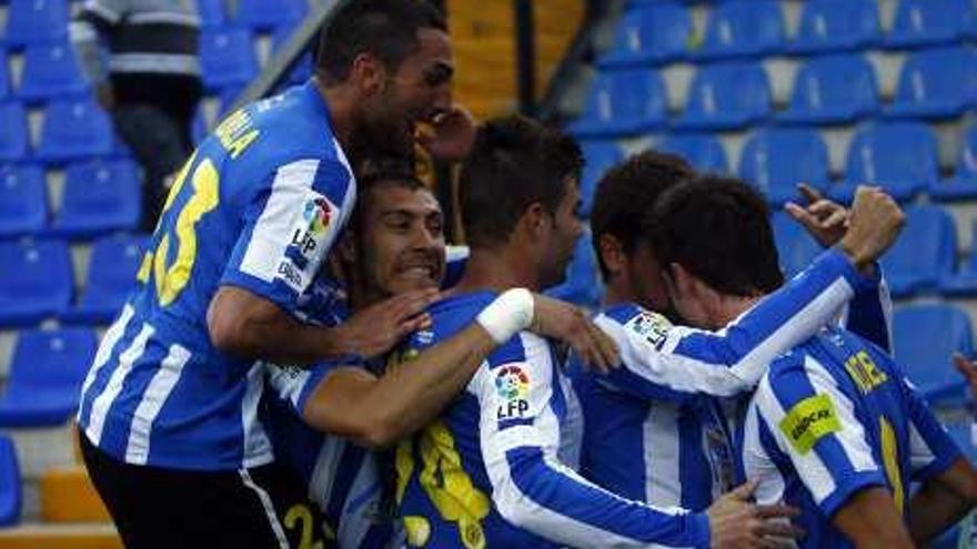 Arbilla, Samuel, Tiago y Calvo felicitan a Míchel tras su gol.