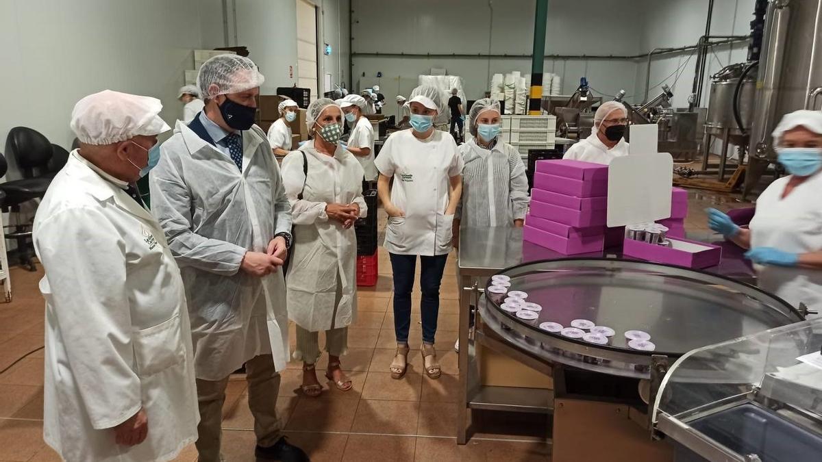 El delegado territorial de Agricultura de la Junta en Córdoba, Juan Ramón Pérez, visita al grupo La Abuela Carmen.