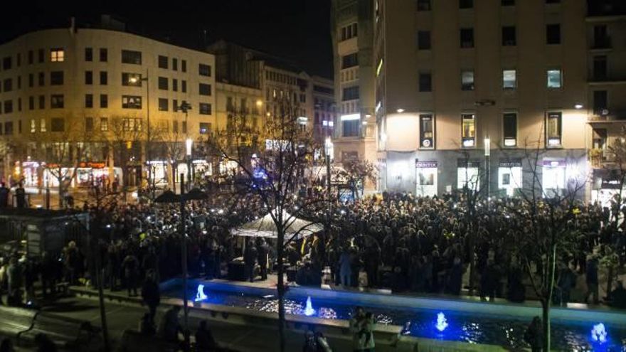 Aspecte de la plaça de Sant Domènec, ahir al vespre, en la concentració convocada per l&#039;ANC i Òmnium