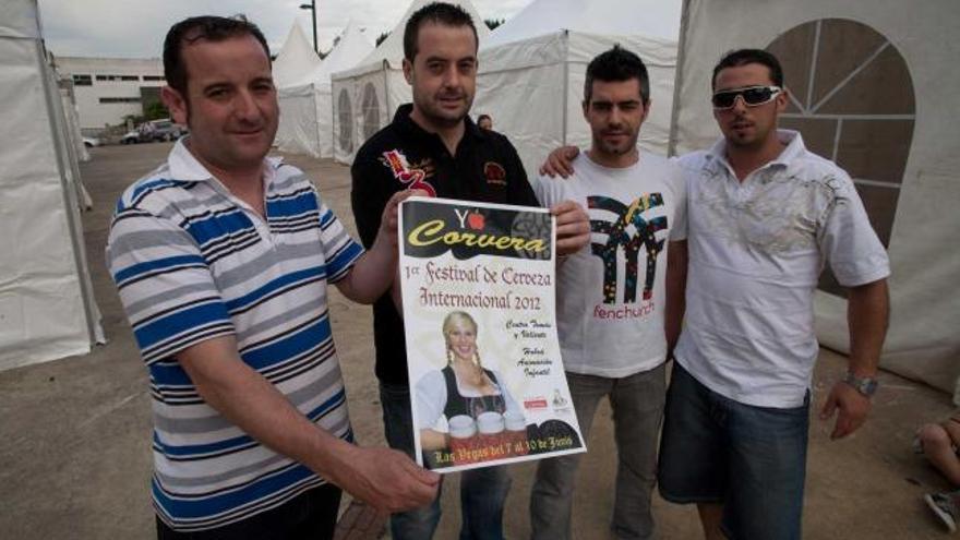 Marco Antonio Rodríguez, Daniel García, David Uralde y Miguel Amado con el cartel del Festival.