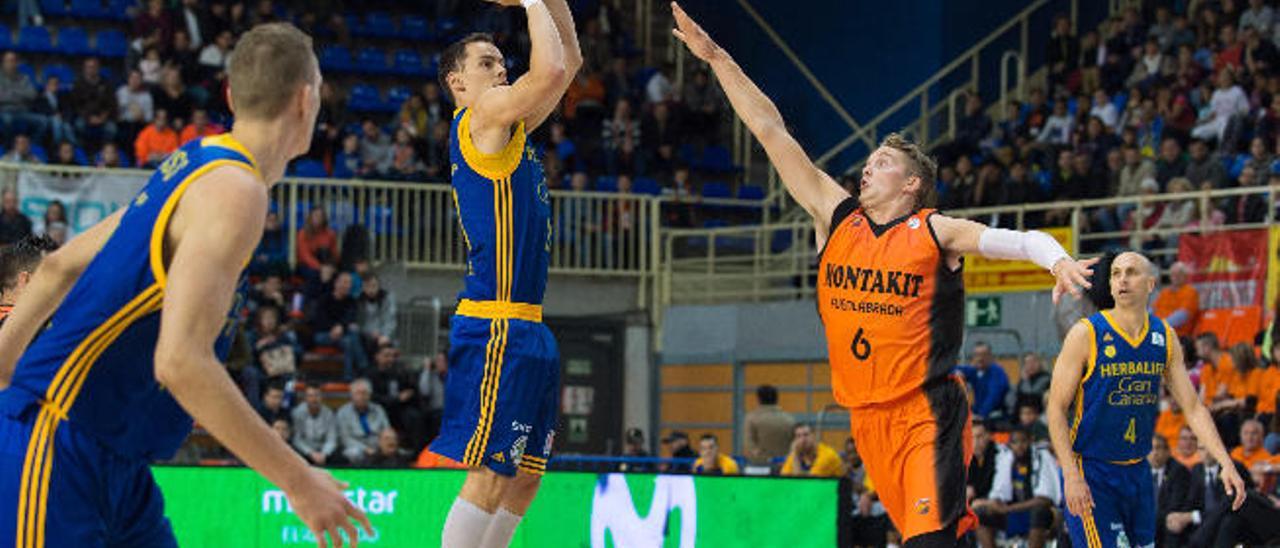 Kuric arma el brazo ante Hakanson en el Montakit Fuenlabrada-Herbalife Gran Canaria del pasado domingo.