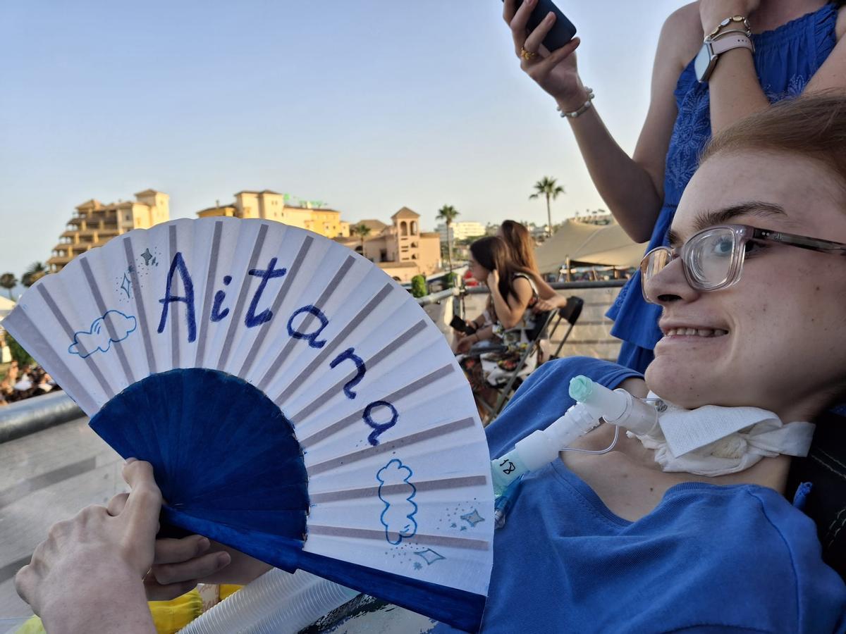 Diana, con un abanico con el nombre de Aitana, le entregó a su cantante favorita unos detalles cuando pudo saludarla.