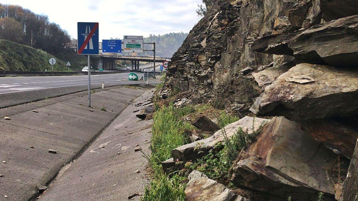 Laderas de montaña con rocas desprendidas sin protección.