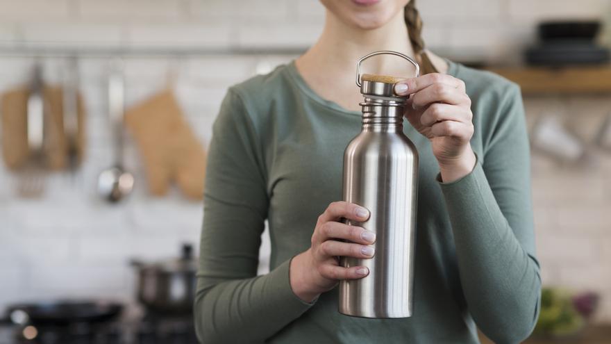 El método revolucionario para limpiar las botellas de agua