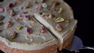 Hacer en casa la tarta de queso y pistacho de moda es más fácil de lo que crees