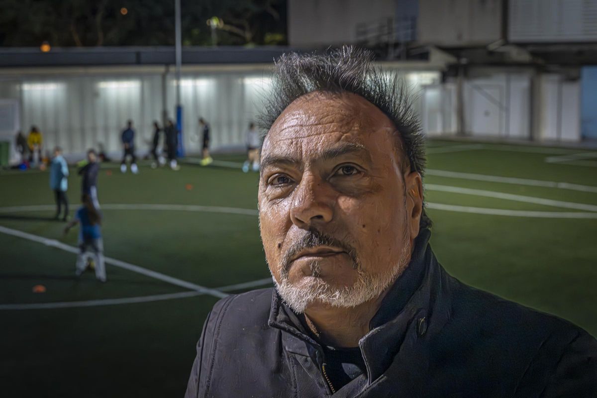 Entrenamiento del primer equipo de fútbol femenino que se crea en el barrio de La Mina