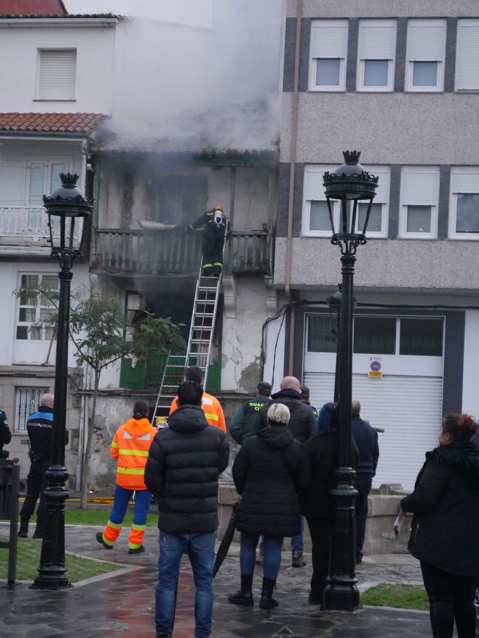 Las inundaciones en Betanzos provocan un cortocircuito en un edificio que acaba en incendio