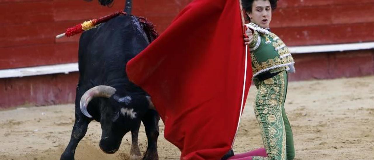 El espada limeño en un pase cambiado por la espalda de rodilla al tercero bis de la tarde.