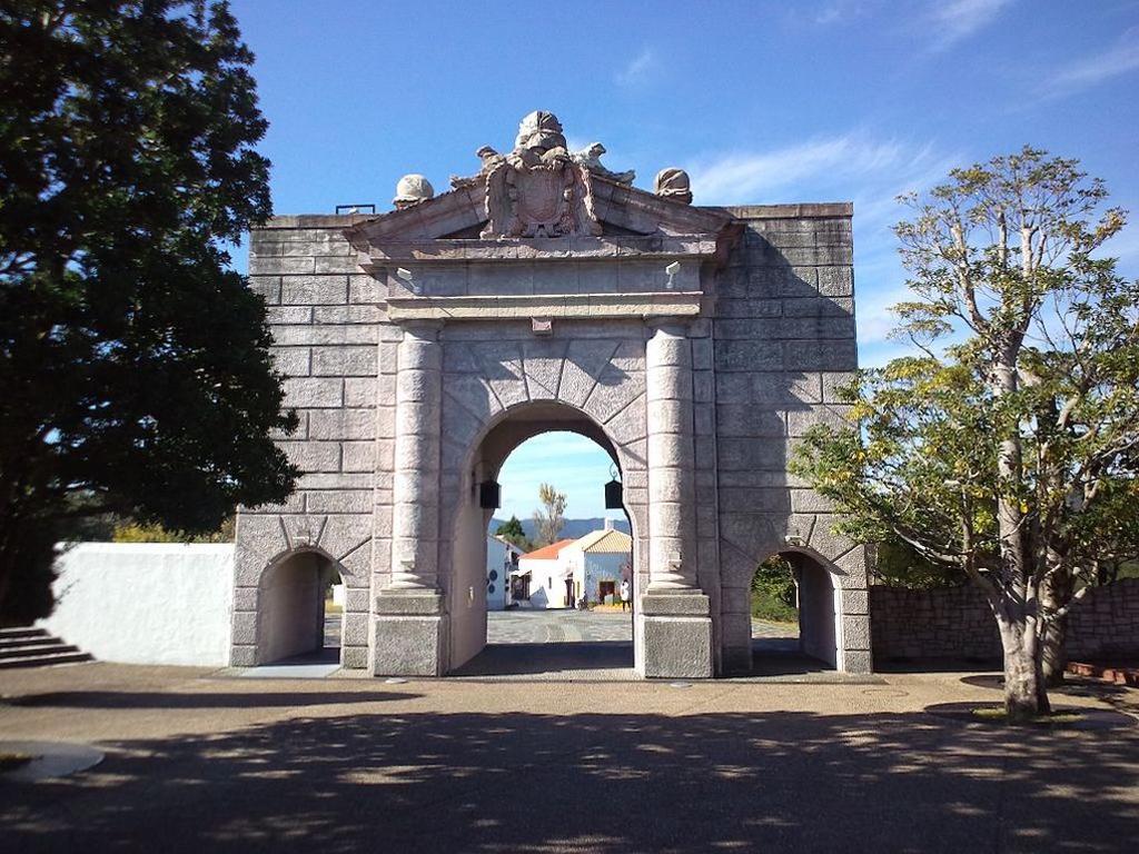 Puerta de Granada en Villa España, Shima.