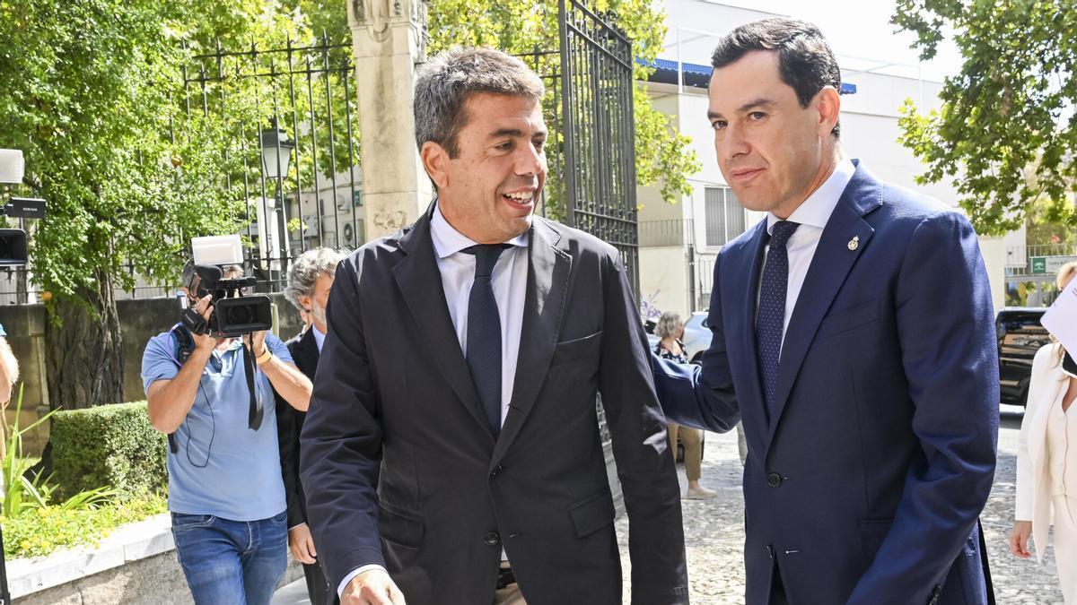 El presidente de la Junta de Andalucía, Juanma Moreno (d), y el entonces de la Generalitat Valenciana, Carlos Mazón (i), en una imagen de 2024.