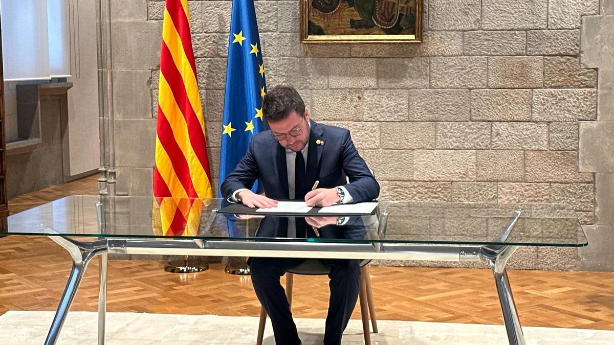 El presidente de la Generalitat, Pere Aragonès, firma el decreto de convocatoria de elecciones para el 12 de mayo