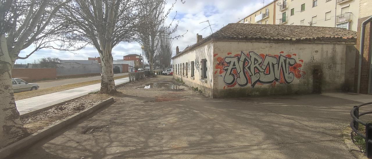 El edificio de planta baja con patio interior del 112 de la Vía del Canal, uno de los dos edificios que se expropiarán.