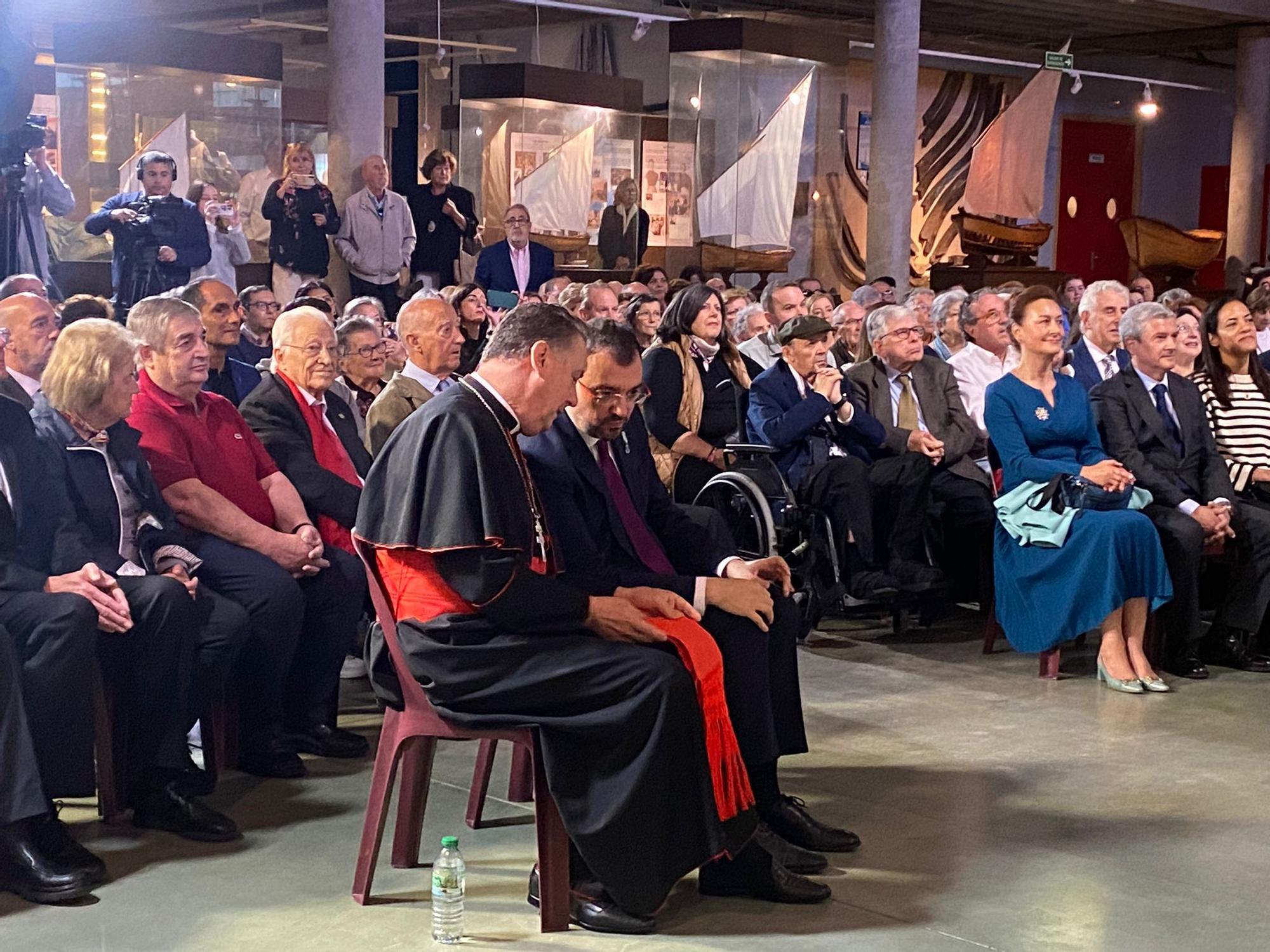 El cardenal Ángel  Fernández Artime recibe el título de Hijo Predilecto de Asturias en Luanco (Gozón)