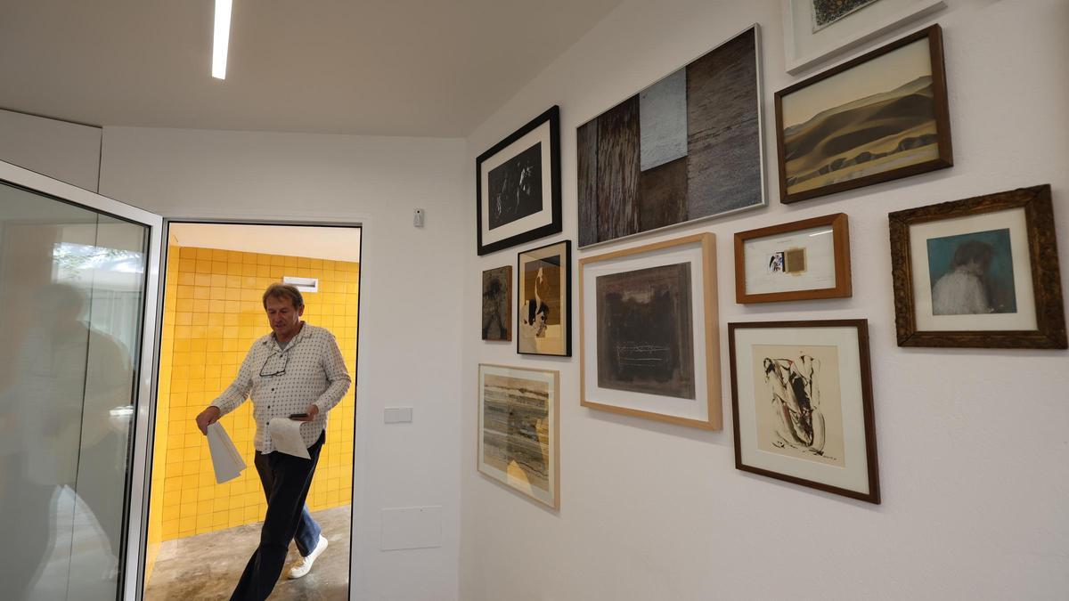 Marcos Tur Witt en la galería en la que se exhiben una decenas de obras de su padre, Rafael Tur Costa.