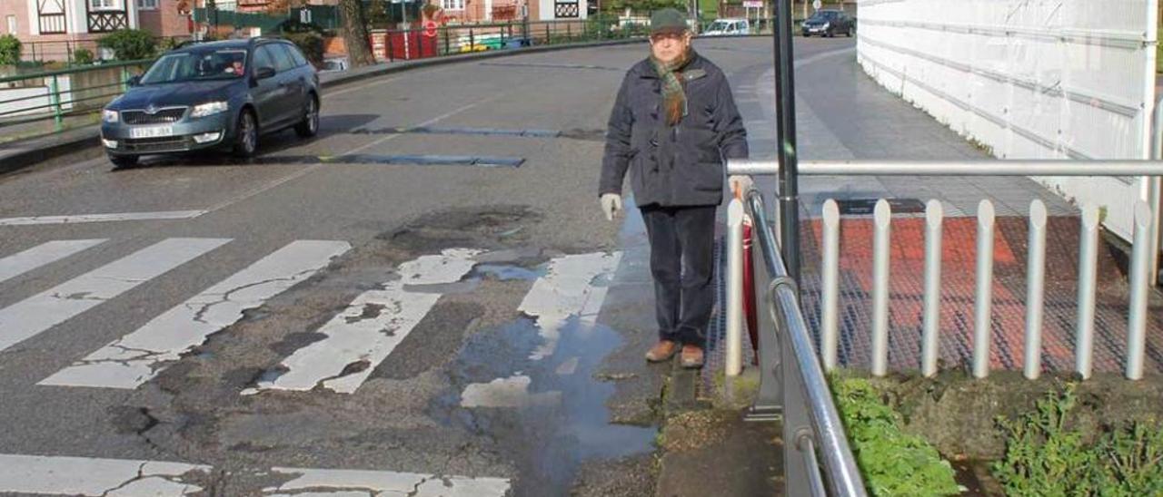 Javier López muestra las deficiencias de la calle Conde de Santa Bárbara.