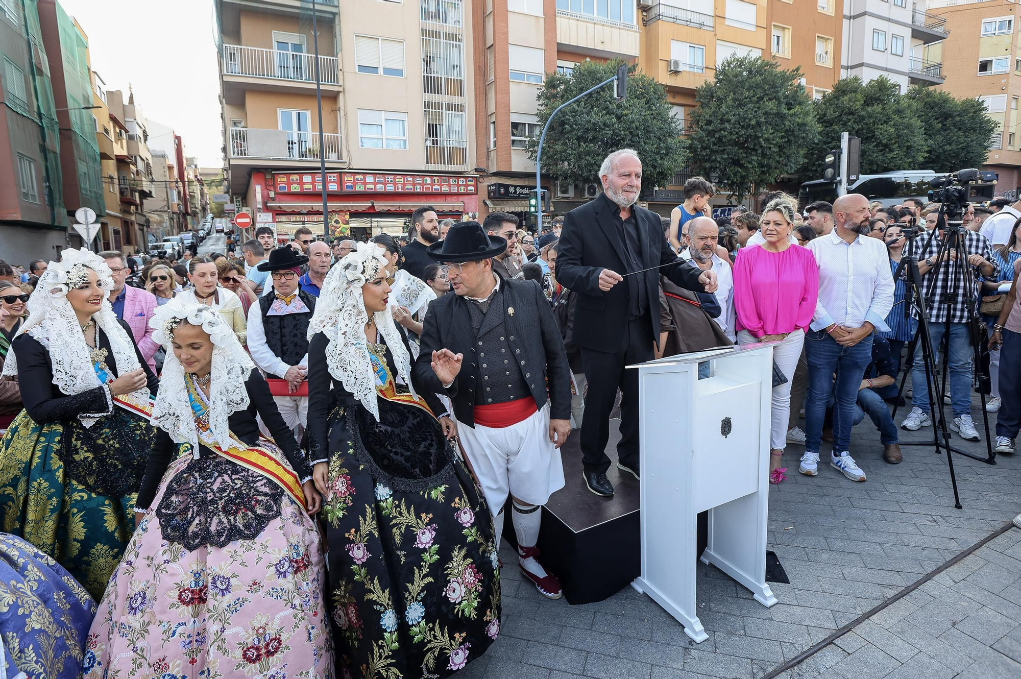 Resumen de los actos de inicio de las Hogueras 2024 ( Mascletà, Pasodoble, Homenaje Foguerers y Barraquers, desfile del Pregón y Pregón oficial )