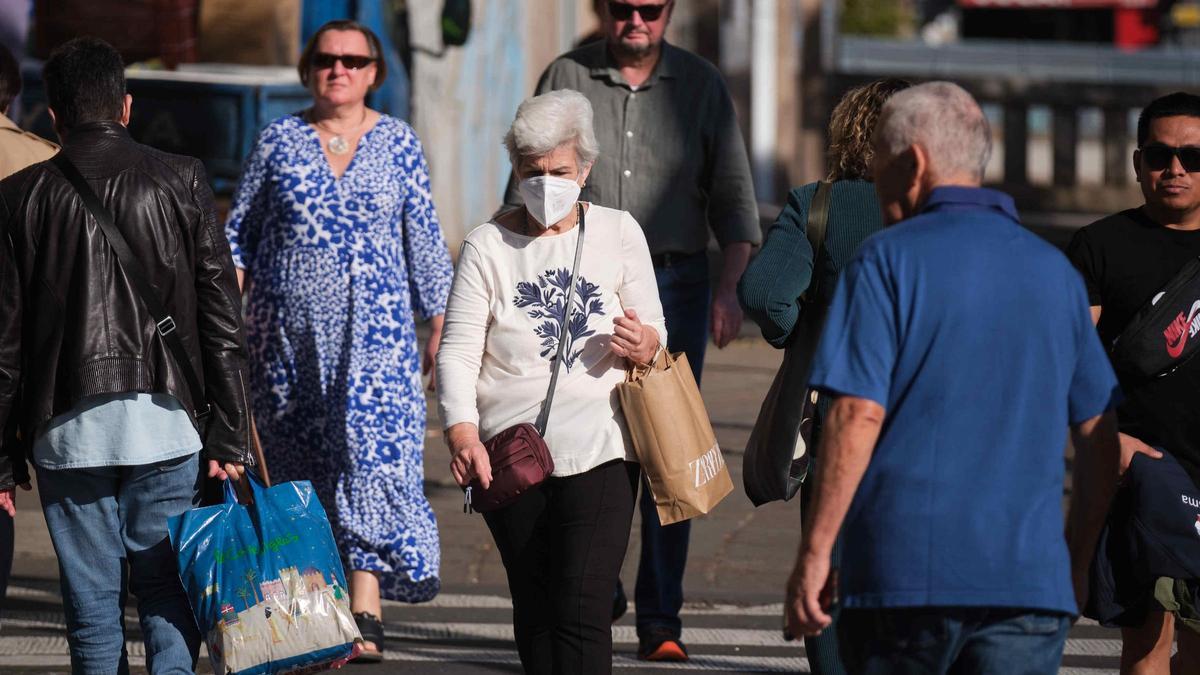 Una mujer pasea con su mascarilla por Santa Cruz de Tenerife en una fotografía de archivo.