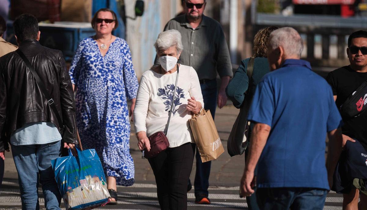 Una mujer pasea con su mascarilla por Santa Cruz de Tenerife en una fotografía de archivo.