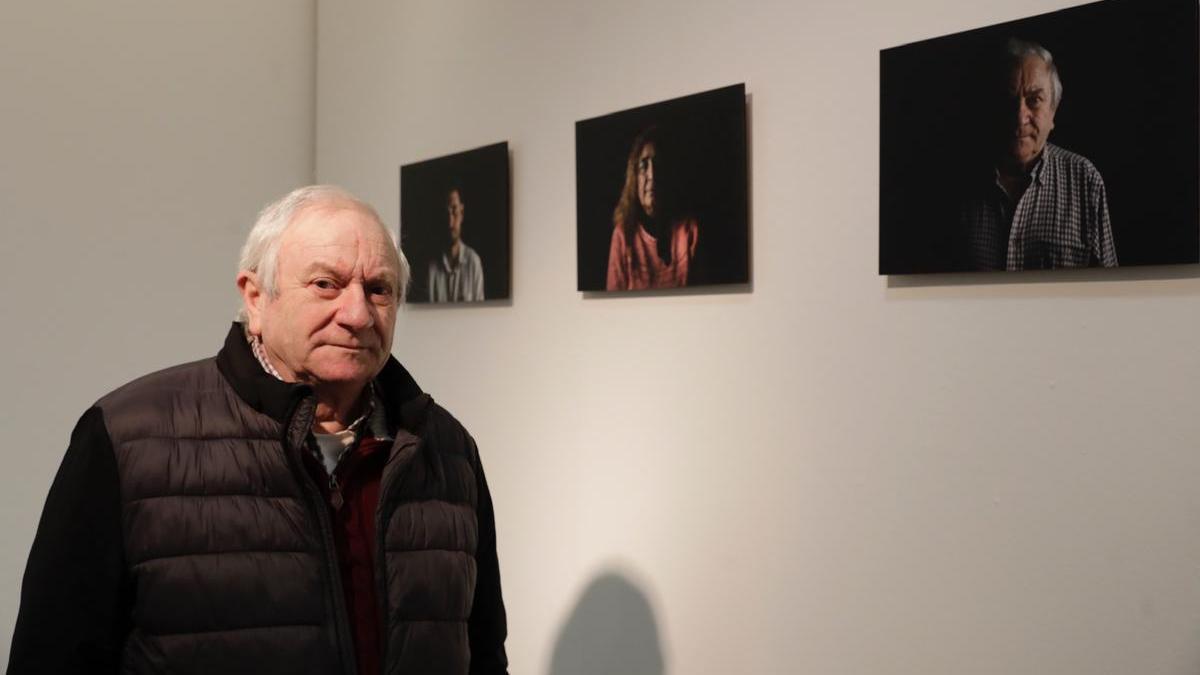 José Ramón García, junto a su fotografía en la exposición de Daniel Lovi.