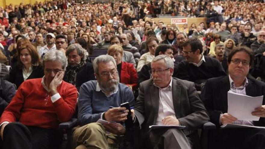 Cándido Méndez e Ignacio Fernández Toxo en una asamblea de delegados sindicales en Madrid. / f. alvarado