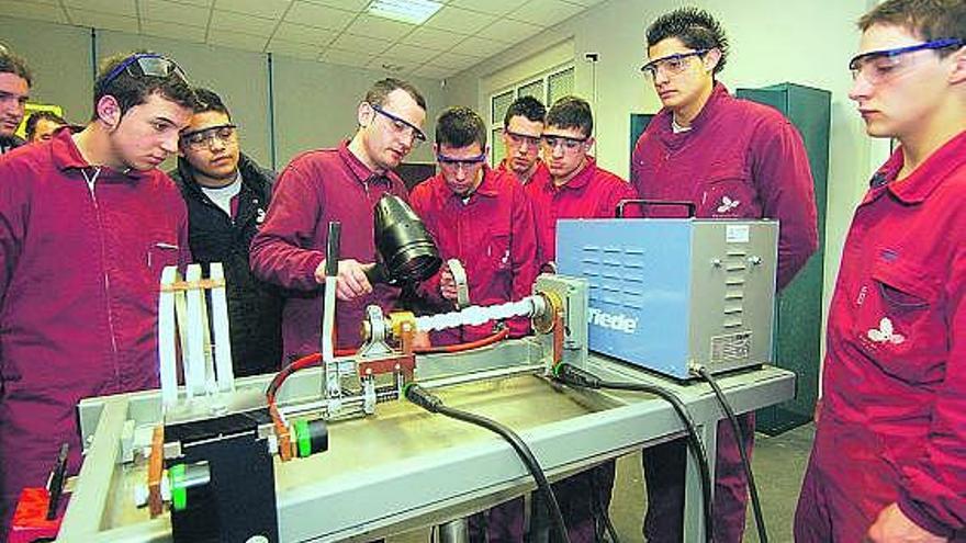 Un grupo de alumnos, en un taller organizado por Fucomi en el valle de Turón.