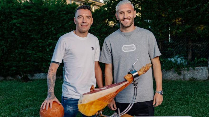 Coren une a Iago Aspas y Lucas Pérez ante un futbolín y un plato de jamón de castañas
