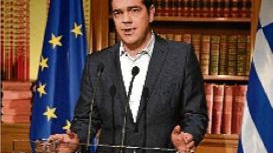 Tsipras va comparèixer ahir davant la televisió pública grega