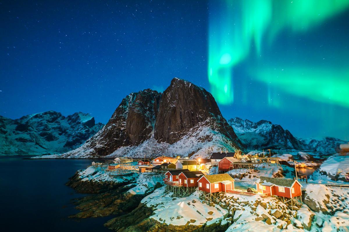 Vivir las auroras boreales en Islandia es un viaje inolvidable donde el baile de luces verdes en el cielo se combina con paisajes volcánicos