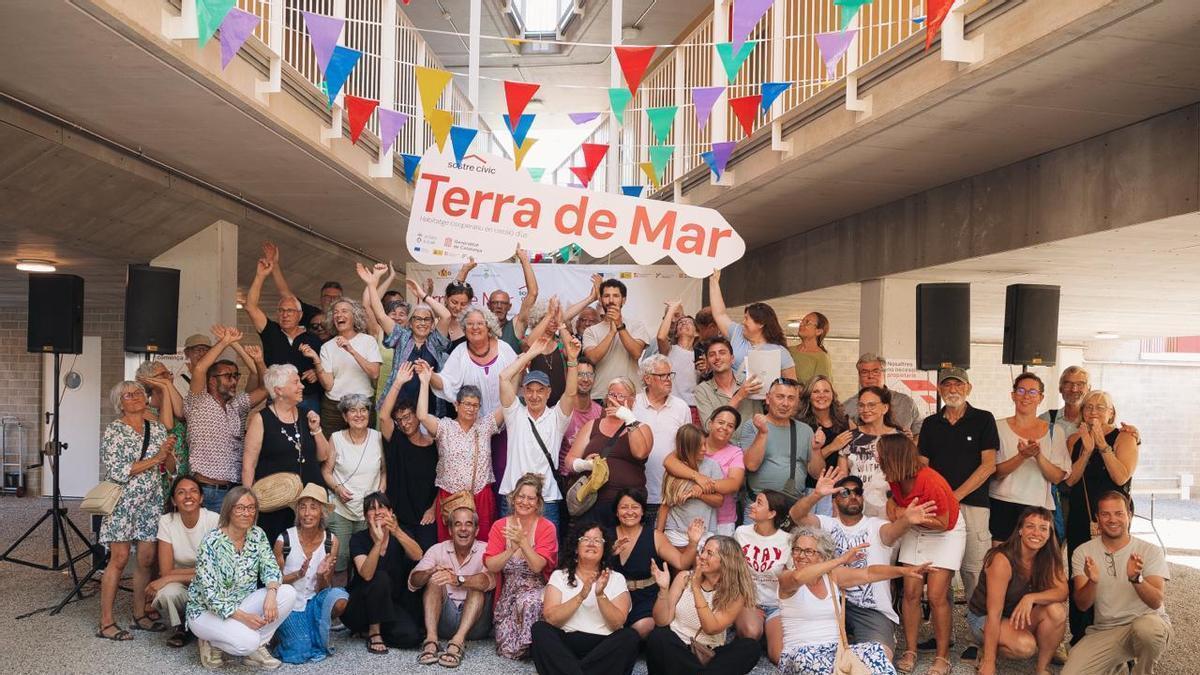 Veïns i representants de Sostre Cívic celebren la inauguració de l’edifici Terra de Mar a Palamós
