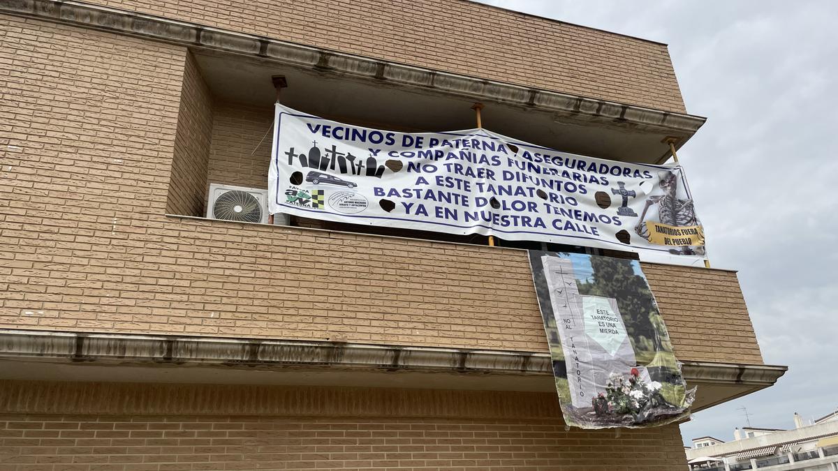 Uno de los balcones con una pancarta de protesta.