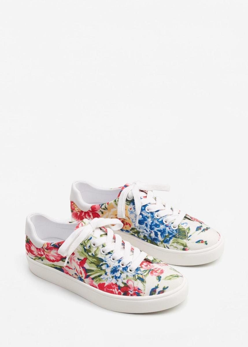 Las zapatillas de flores pisan fuerte: Sneakers, de Mango (25,95 euros).
