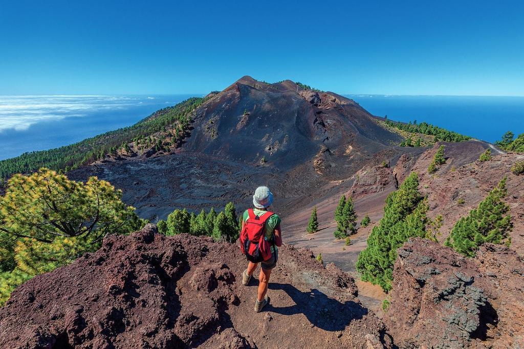 El volcán de La Palma se ha convertido en una auténtica atracción turística para los más aventureros