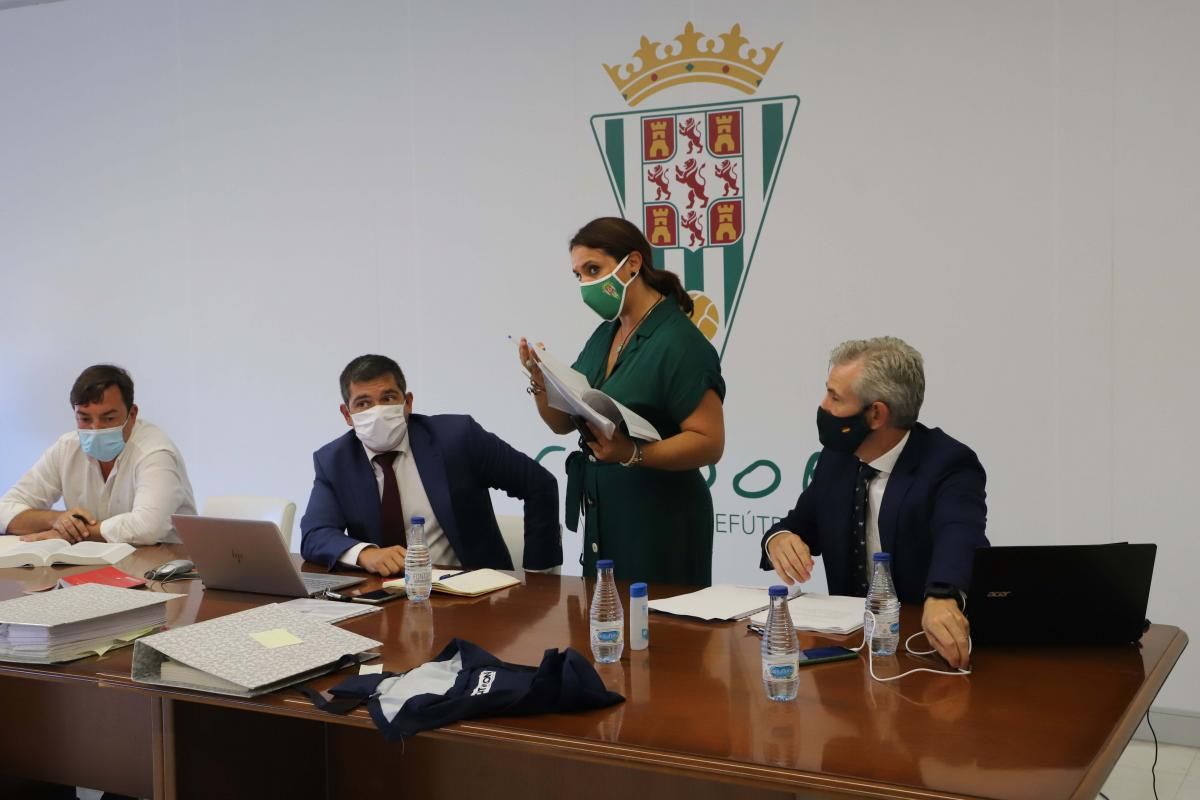 La junta de accionistas del Córdoba CF se inicia con la presencia de Carlos González