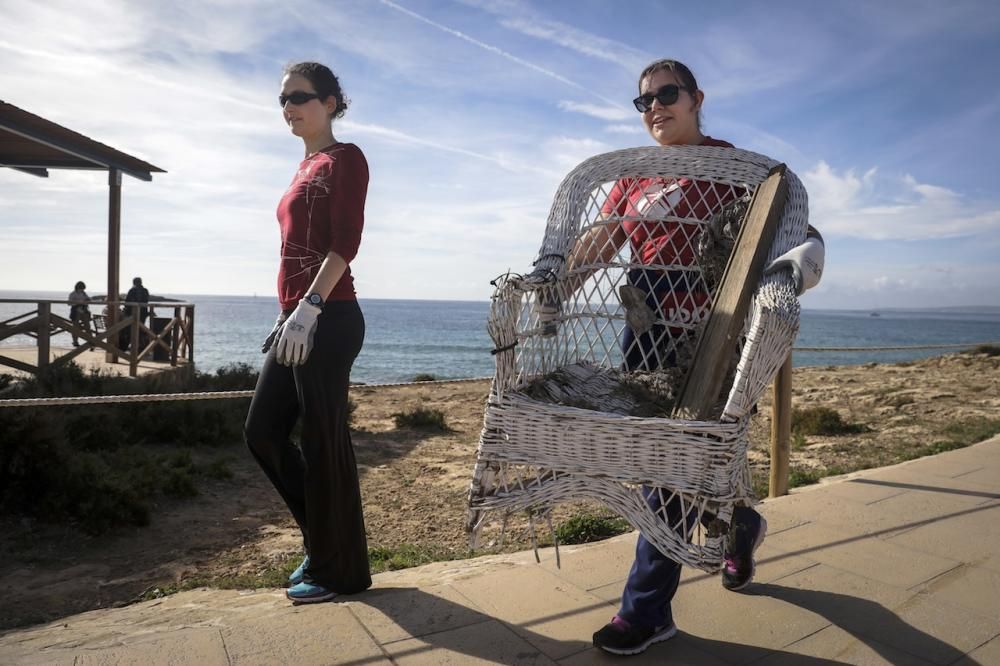 Más de 60 voluntarios retiran 340 kilos de residuos de es Carnatge