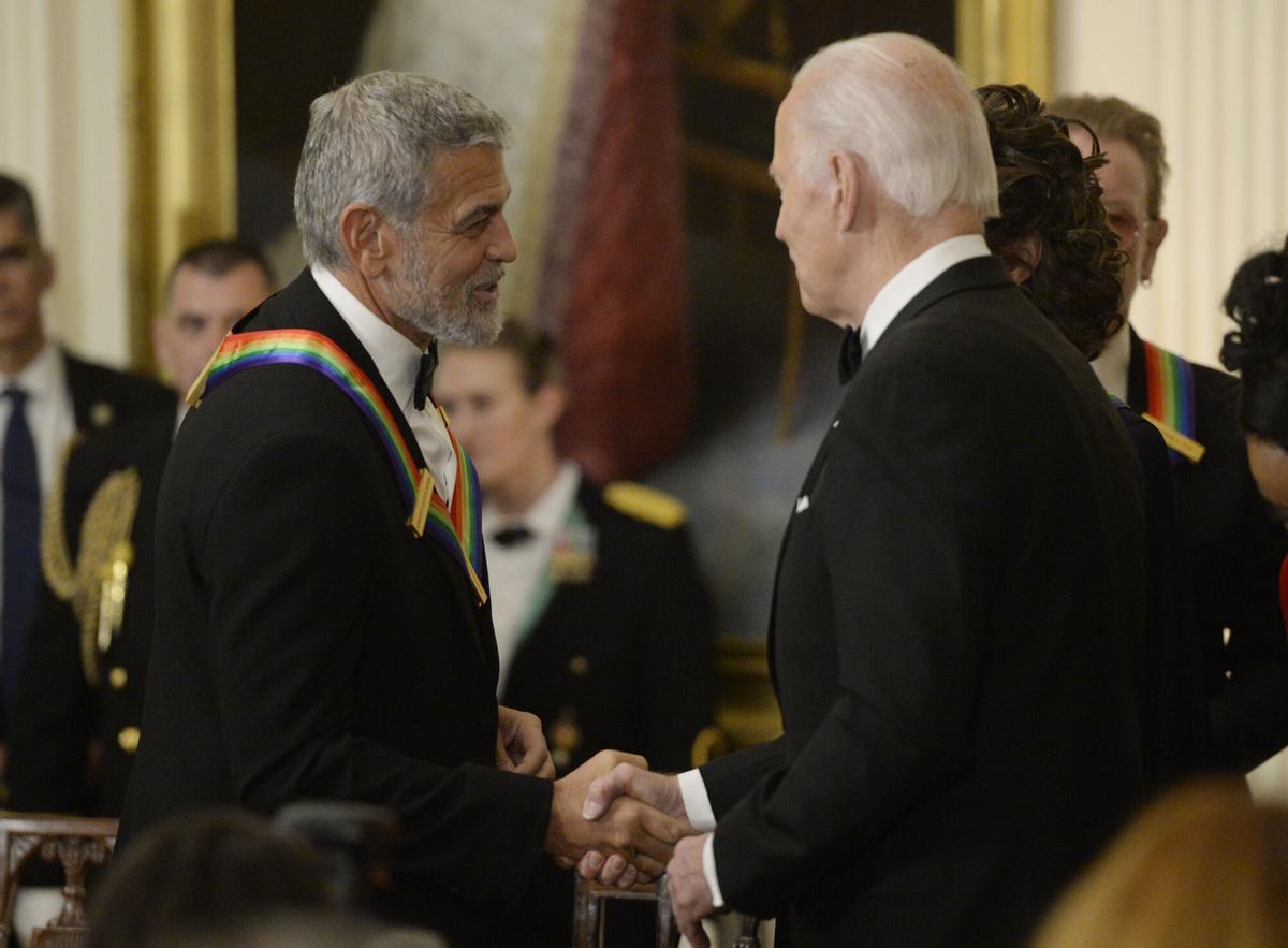 El actor George Clooney saluda a Joe Biden en una imagen de archivo.
