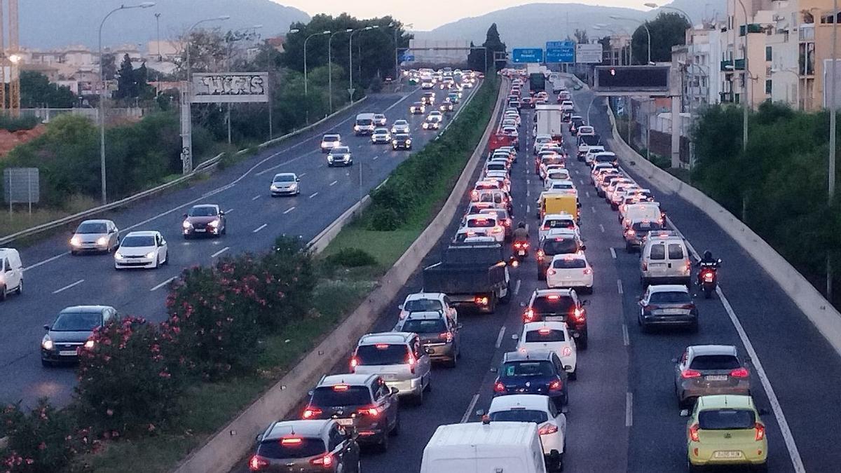 Imagen de un atasco en la Vía de Cintura.
